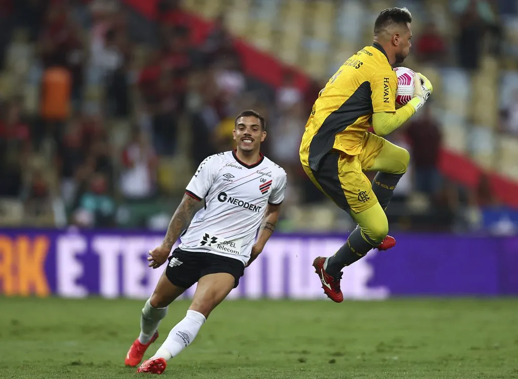 Diego Alves contra o Athletico Paranaense. (Photo by Buda Mendes/Getty Images)