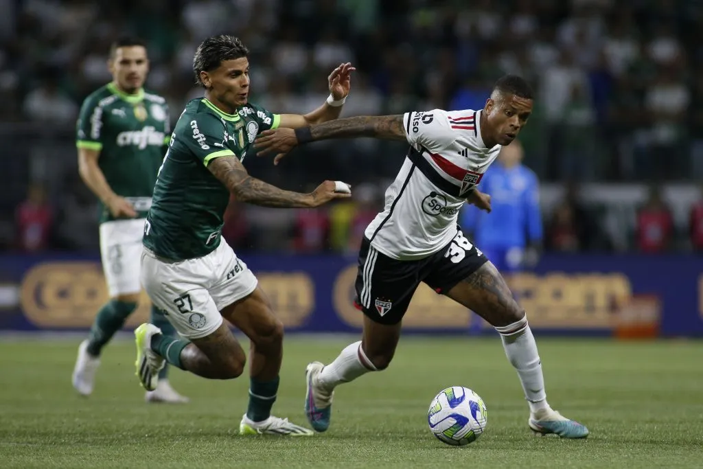 Caio of Sao Paulo e Richard Rios of Palmeiras. (Photo by Miguel Schincariol/Getty Images)