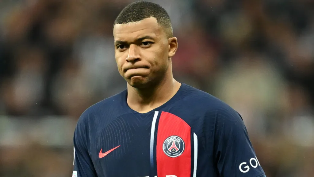 Mbappé é novamente alvo de críticas no PSG (Foto: Michael Regan/Getty Images)