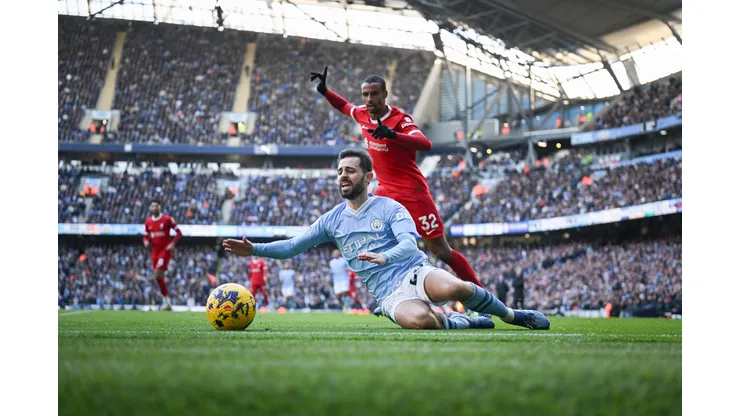 Disputa de bola entre Matip e Bernardo Silva durante o jogo entre Manchester City e Liverpool, em Manchester (Foto: Michael Regan/Getty Images)