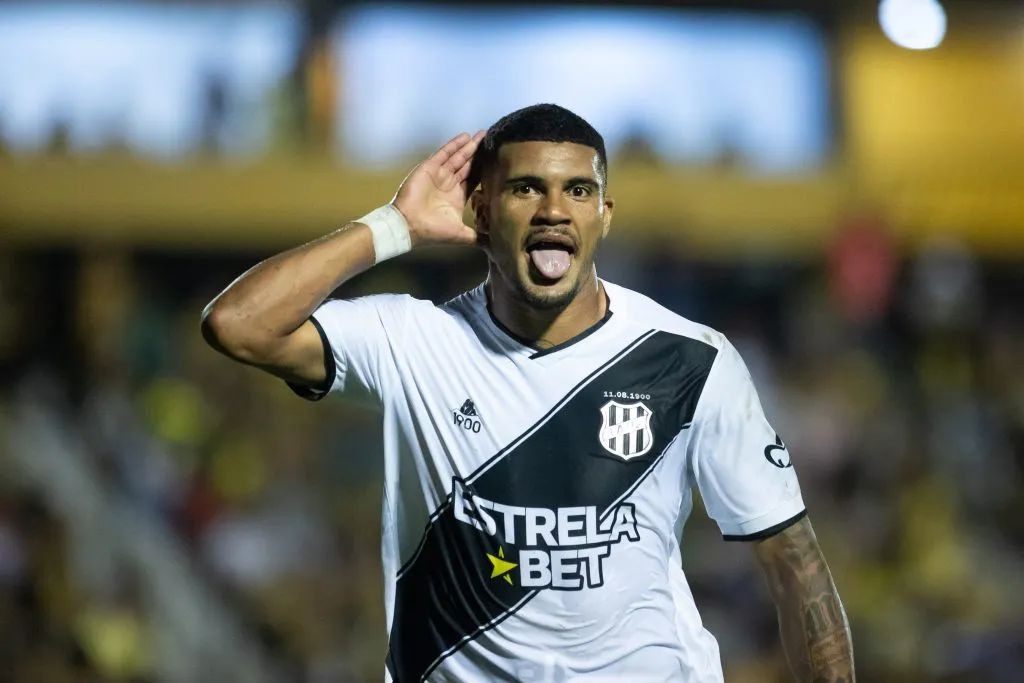 Jeh celebrando gol pela Ponte Preta. Foto: Diogo Reis/AGIF