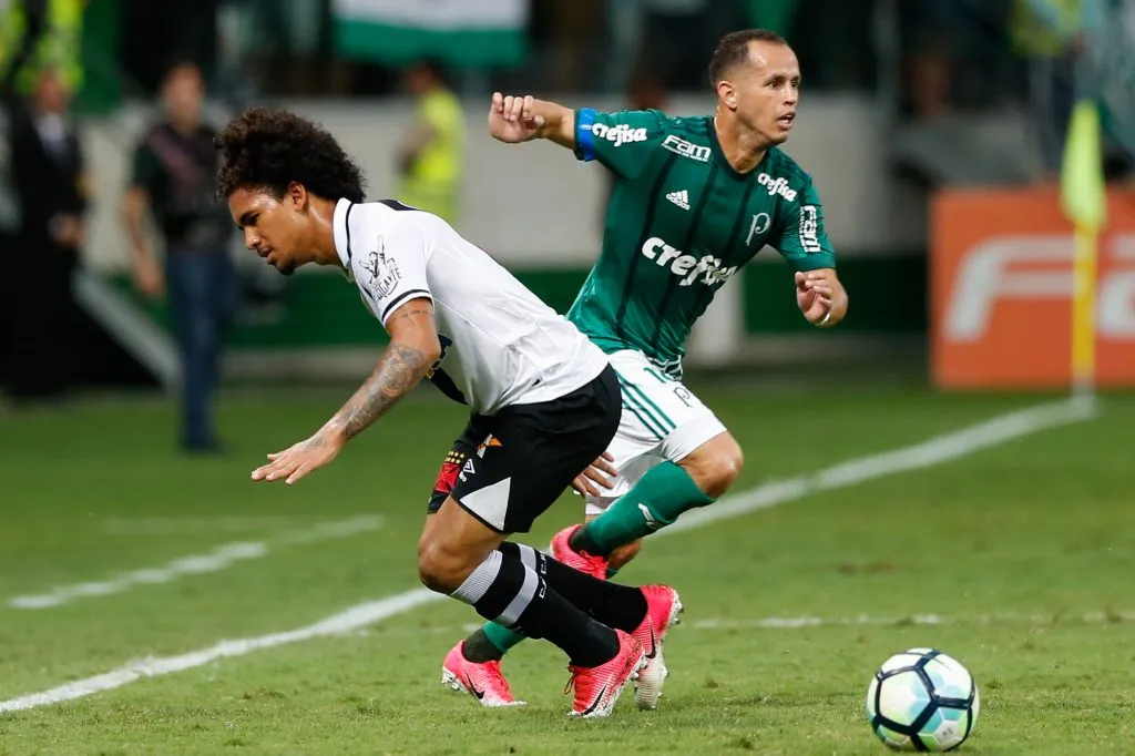 Douglas Luiz em ação pelo Vasco