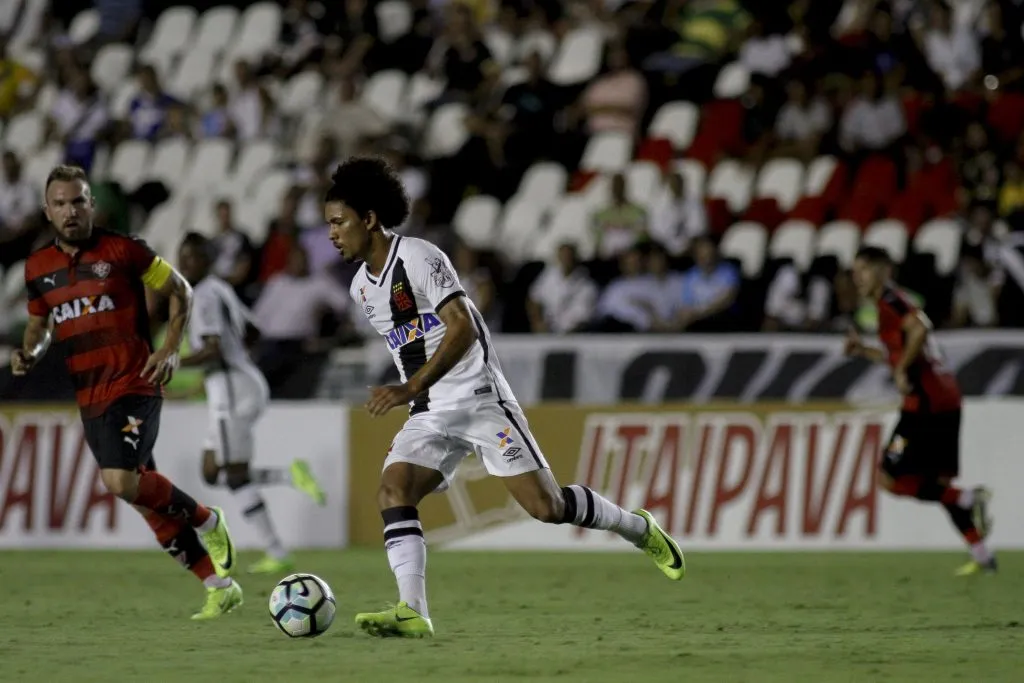 Douglas Luiz em ação pelo Vasco em 2017 | Foto: Luciano Belford/AGIF