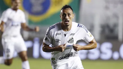 SANTOS, BRAZIL – JANUARY 13: Diego Pituca of Santos celebrates after scoring the first goal of his team during a semifinal second leg match between Santos and Boca Juniors as part of Copa CONMEBOL Libertadores 2020 at Urbano Caldeira Stadium (Vila Belmiro) on January 13, 2021 in Santos, Brazil. (Photo by Sebastiao Moreira-Pool/Getty Images)