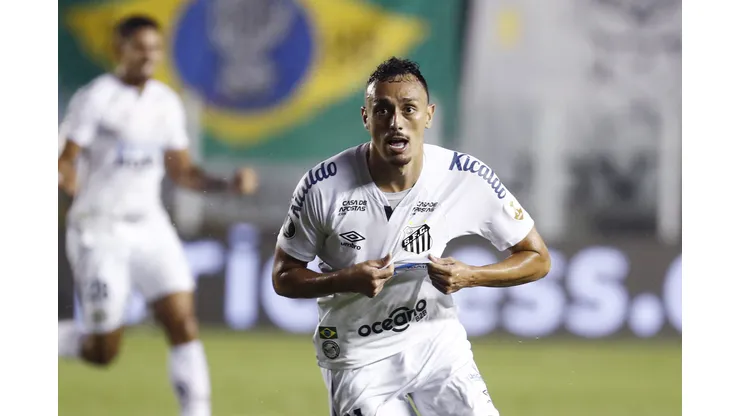 SANTOS, BRAZIL - JANUARY 13: Diego Pituca of Santos celebrates after scoring the first goal of his team during a semifinal second leg match between Santos and Boca Juniors as part of Copa CONMEBOL Libertadores 2020 at Urbano Caldeira Stadium (Vila Belmiro) on January 13, 2021 in Santos, Brazil. (Photo by Sebastiao Moreira-Pool/Getty Images)