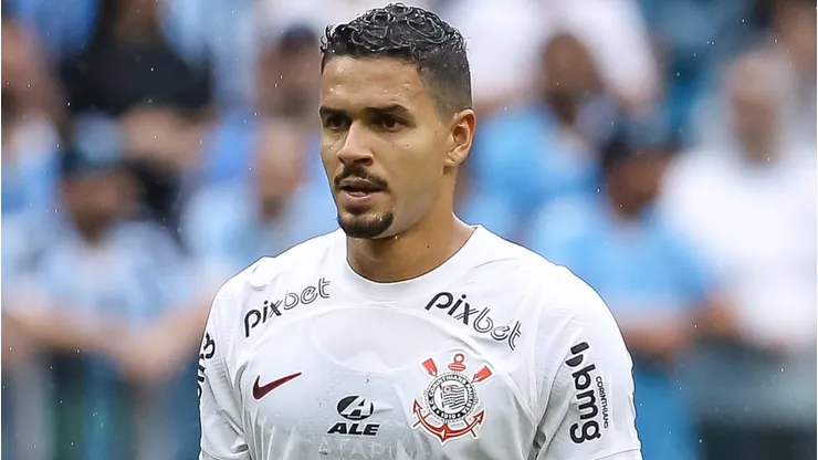 Athletico Paranaense descarta Lucas Veríssimo e quer anunciar zagueiro do rival. (Photo by Pedro H. Tesch/Getty Images)