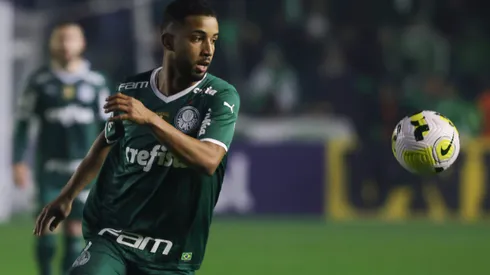 CAXIAS DO SUL, BRAZIL - MAY 21: Jorge, of Palmeiras tries to control the ball during the match between Juventude and Palmeiras as part of Brasileirao Series A at Alfredo Jaconi Stadium on May 21, 2022 in Caxias do Sul, Brazil. (Photo by Silvio Avila/Getty Images)