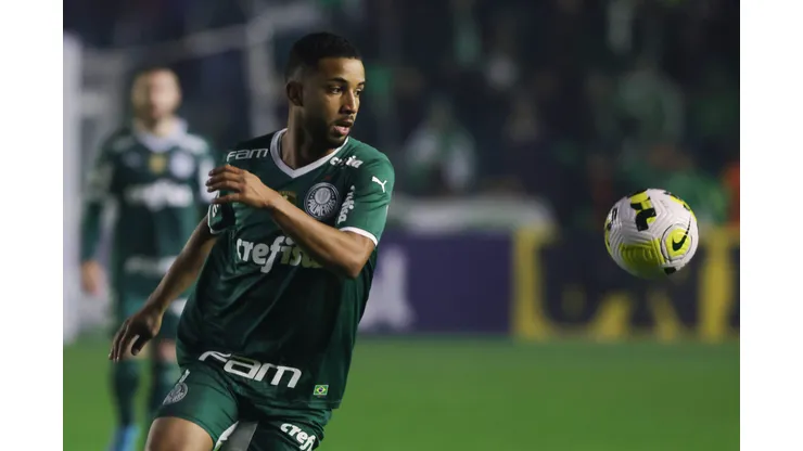 CAXIAS DO SUL, BRAZIL - MAY 21: Jorge, of Palmeiras tries to control the ball during the match between Juventude and Palmeiras as part of Brasileirao Series A at Alfredo Jaconi Stadium on May 21, 2022 in Caxias do Sul, Brazil. (Photo by Silvio Avila/Getty Images)