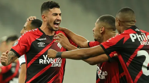 Pedro Henrique: zagueiro do Athletico-PR virou alvo do Grêmio (Foto: Rodolfo Buhrer-Pool/Getty Images)