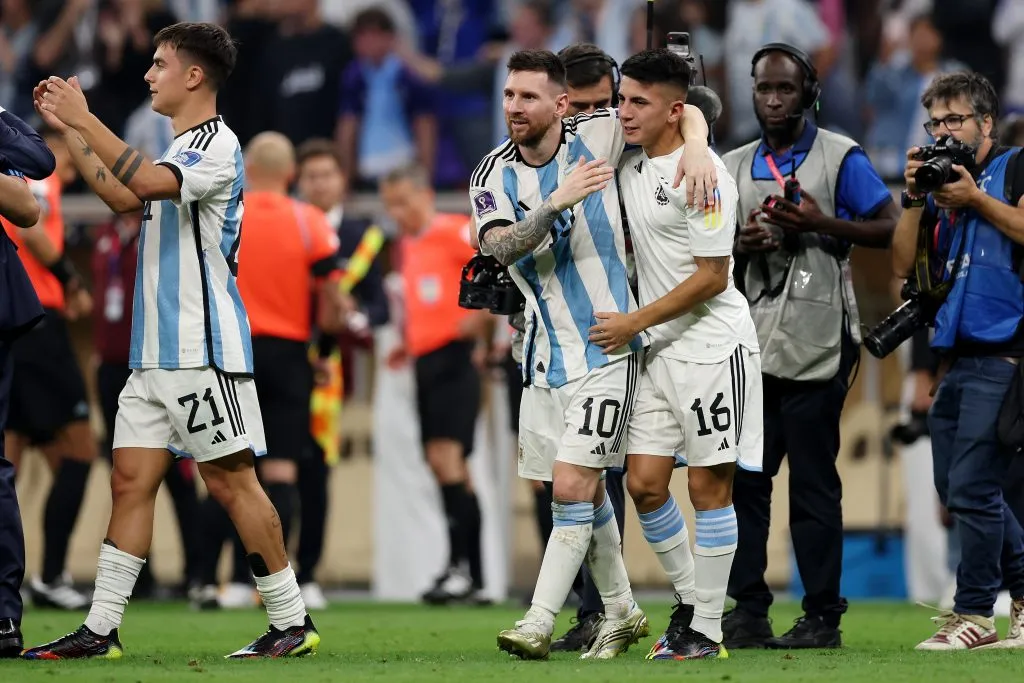 Meia ao lado de Lionel Messi (Photo by Clive Brunskill/Getty Images)
