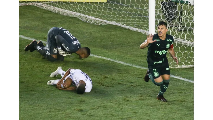 SANTOS, BRAZIL - DECEMBER 05: Willian #29 of Palmeiras celebrates after scoring the second goal of his team during the match against Santos as part of Brasileirao Series A 2020 at Vila Belmiro Stadium on December 05, 2020 in Santos, Brazil. (Photo by Alexandre Schneider/Getty Images)