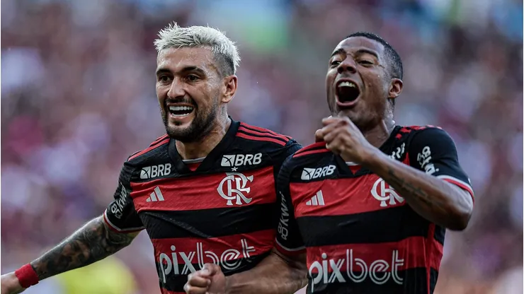 Flamengo na frente Pesquisa aponta as 14 maiores torcidas do futebol brasileiro. Foto: Thiago Ribeiro/AGIF