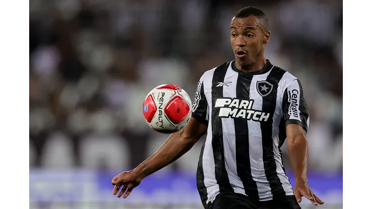 RIO DE JANEIRO, BRAZIL - JANUARY 30: Marlon Freitas of Botafogo controls the ball during a Campeonato Carioca 2024 match between Botafogo and Portuguesa at Estadio Olímpico Nilton Santos on January 30, 2024 in Rio de Janeiro, Brazil. (Photo by Buda Mendes/Getty Images)