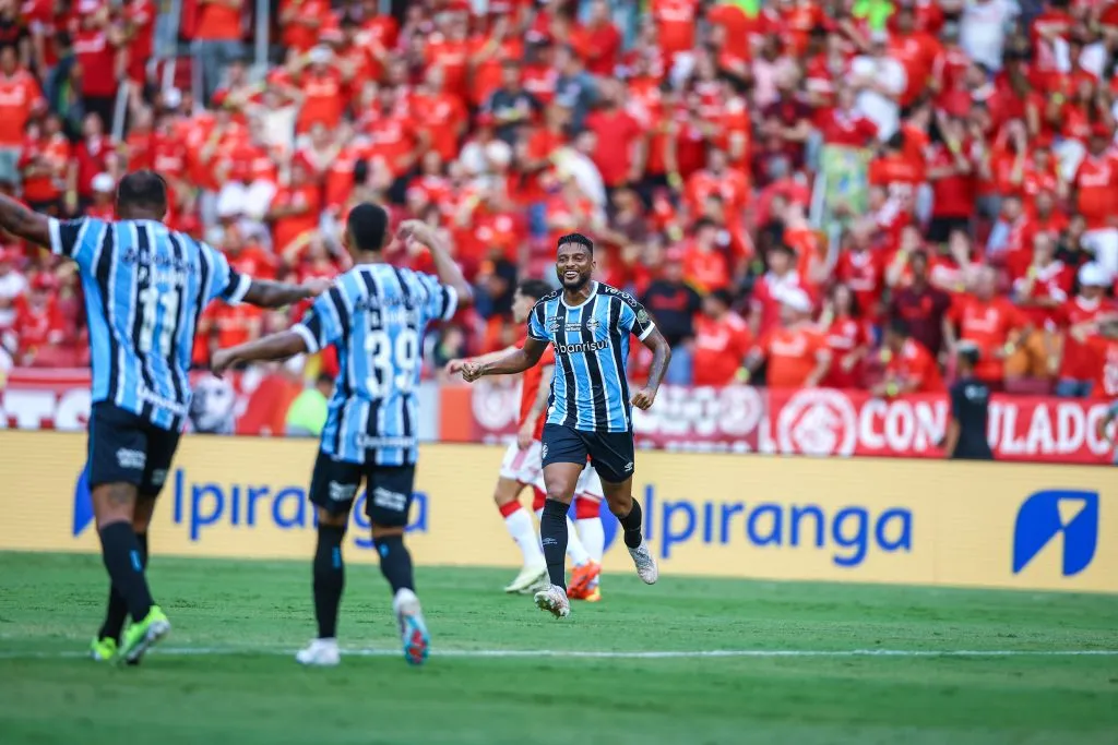 RS – FUTEBOL/CAMPEONATO GAUCHO 2024 /GRENAL 441 – ESPORTES – Lance da partida entre Gremio e Internacional disputada na tarde deste domingo, no Estadio Beira-Rio, em partida valida pela Campeonato Gaucho 2024. FOTO: LUCAS UEBEL/GREMIO FBPA