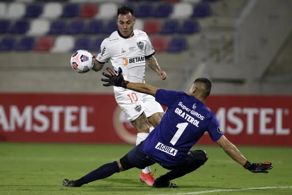 Eduardo Vargas em ação na Libertadores. (Photo by Ricardo Maldonado-Pool/Getty Images)