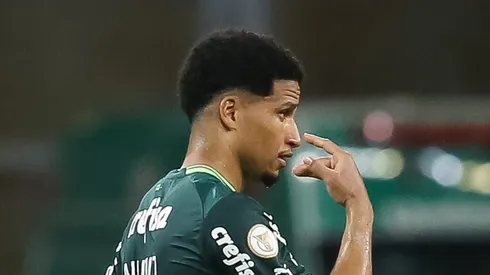 Zagueiro Murilo tem pênalti a favor no Choque-Rei. Foto: Pedro H. Tesch/Getty Images