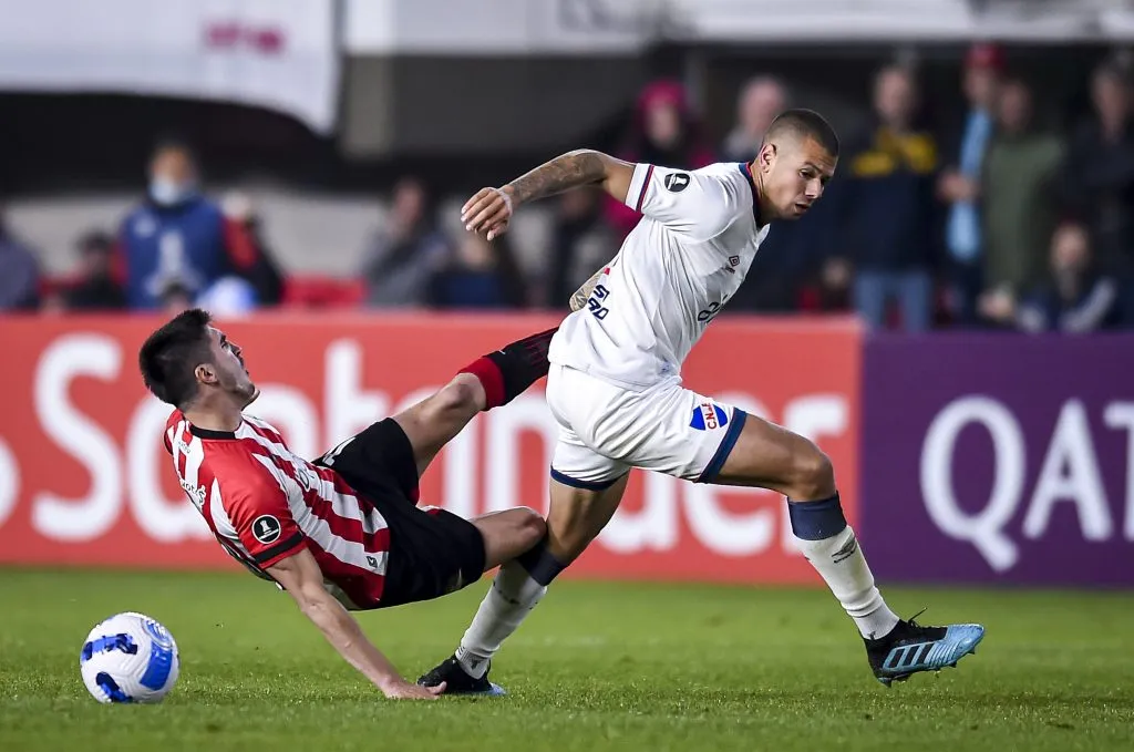 LA PLATA, ARGENTINA – MAIO 03: Leonardo Coelho do Nacional briga pela bola com Gustavo Del Prete do Estudiantes durante a partida da Copa CONMEBOL Libertadores 2022 entre Estudiantes e Nacional no Estádio Jorge Luis Hirschi em 3 de maio de 2022 em La Plata, Argentina. (Foto: Marcelo Endelli/Getty Images)