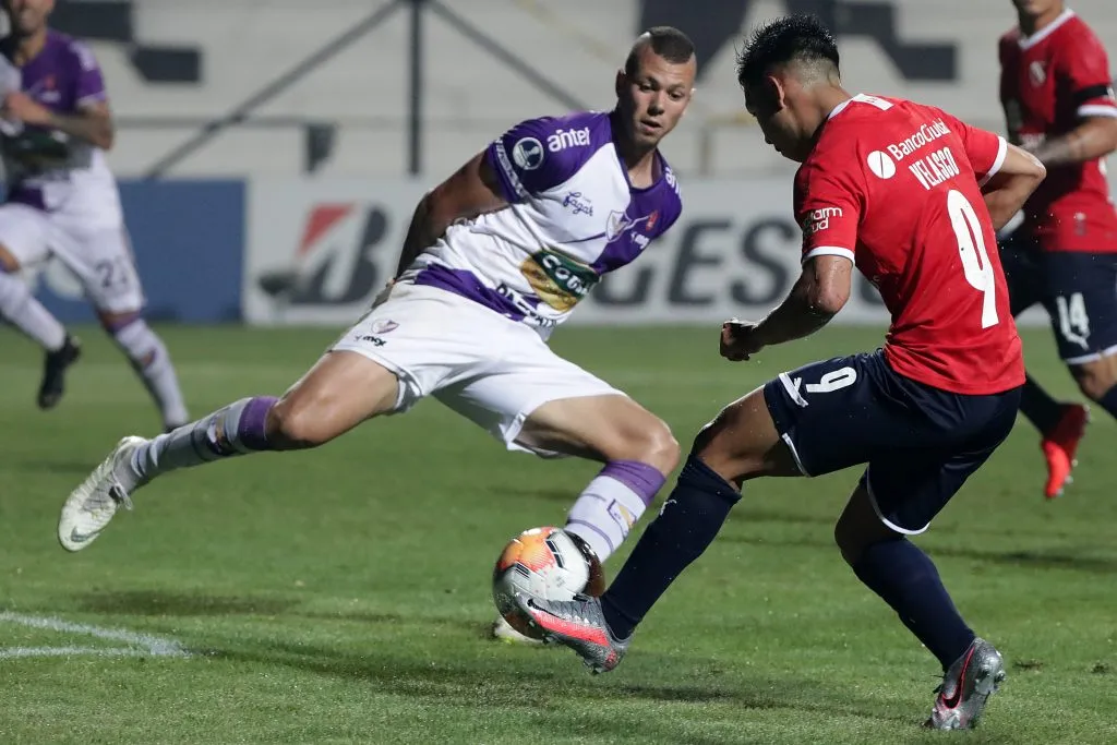 MONTEVIDÉU, URUGUAI – 25 DE NOVEMBRO: Leonardo Coelho, da Fenix, tenta bloquear um chute de Alan Velasco, do Independiente, durante a partida de ida das oitavas de final entre Fenix e Independiente como parte da Copa CONMEBOL Sul-Americana 2020, no Estádio Parque Viera, em 25 de novembro de 2020, em Montevidéu, no Uruguai. (Foto: Raul Martínez-Pool/Getty Images)