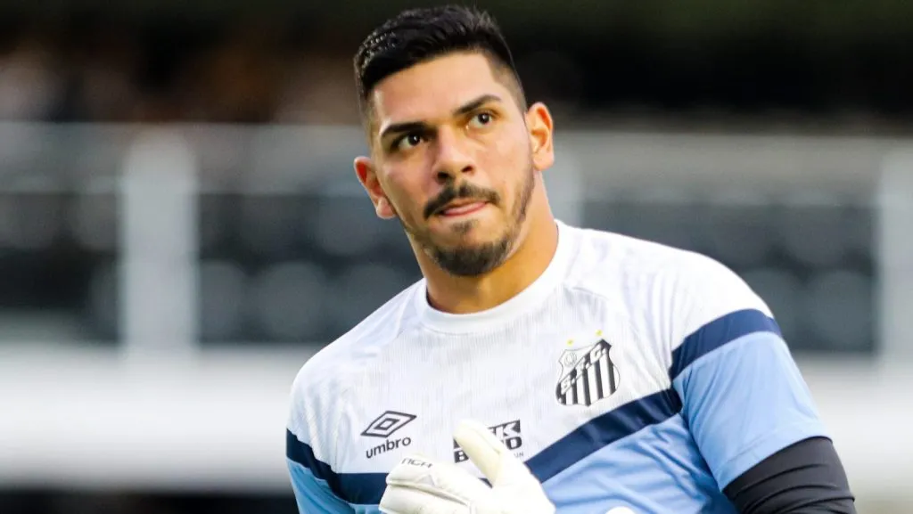 João Paulo, do Santos, se oferece para atuar em grande clube do Brasileirão, afirma jornalista. Foto: Reinaldo Campos/AGIF