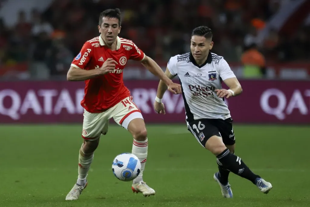 Carlos de Pena em partida contra o Colo-Colo . (Photo by Fernando Alves/Getty Images)