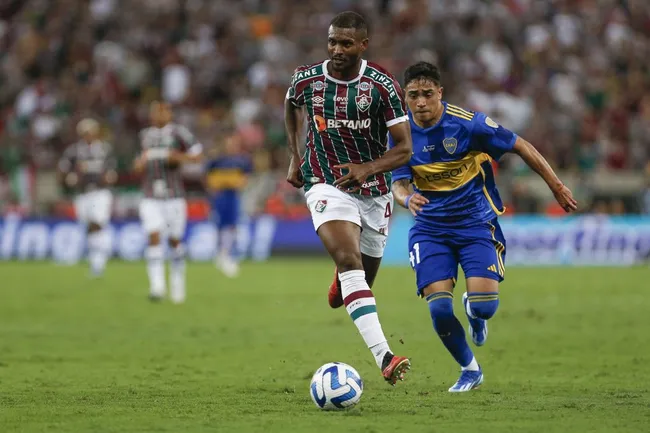 Luca Langoni em ação contra o Fluminense. (Photo by Ricardo Moreira/Getty Images)