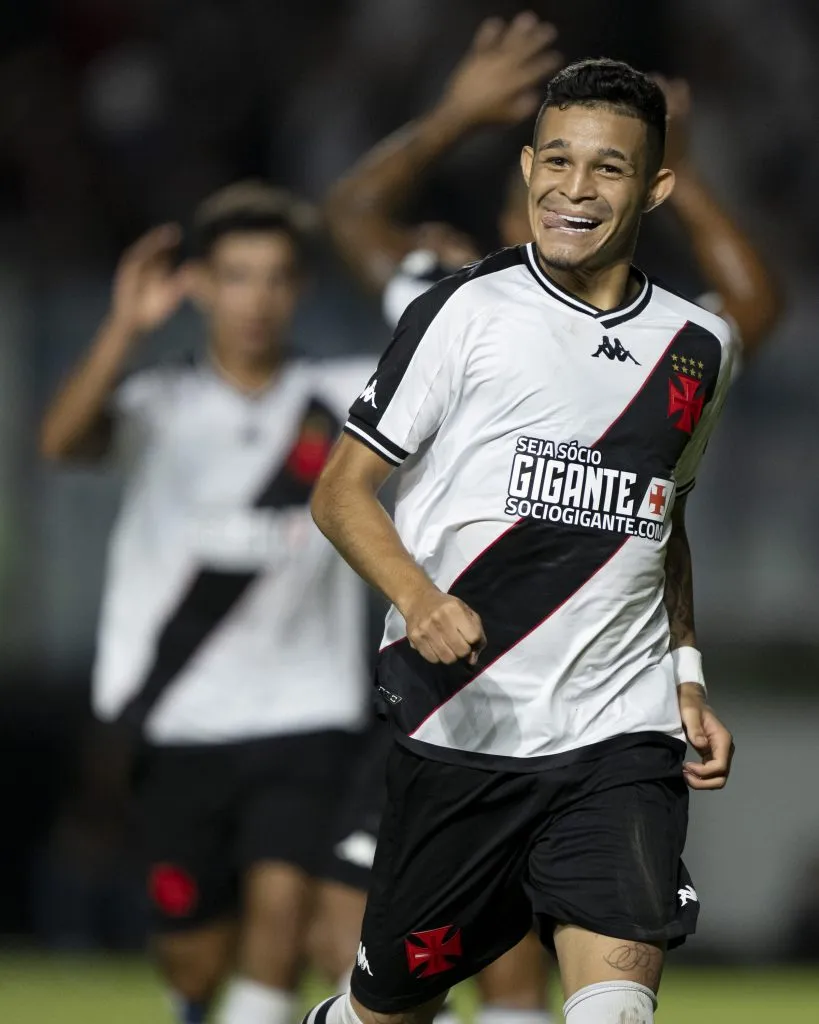 RJ – RIO DE JANEIRO – 03/03/2024 – CARIOCA 2024, VASCO X PORTUGUESA RIO – Adson jogador do Vasco comemora seu gol durante partida contra o Portuguesa Rio no estadio Sao Januario pelo campeonato Carioca 2024. Foto: Jorge Rodrigues/AGIF