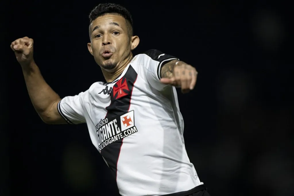 RJ – RIO DE JANEIRO – 03/03/2024 – CARIOCA 2024, VASCO X PORTUGUESA RIO – Adson jogador do Vasco comemora seu gol durante partida contra o Portuguesa Rio no estadio Sao Januario pelo campeonato Carioca 2024. Foto: Jorge Rodrigues/AGIF