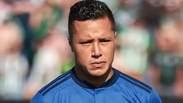 PR - CURITIBA - 11/11/2023 - BRASILEIRO A 2023, CORITIBA X CRUZEIRO - Marlon jogador do Cruzeiro durante execucao do hino nacional antes da partida contra o Coritiba no estadio Durival de Britto pelo campeonato Brasileiro A 2023. Foto: Robson Mafra/AGIF