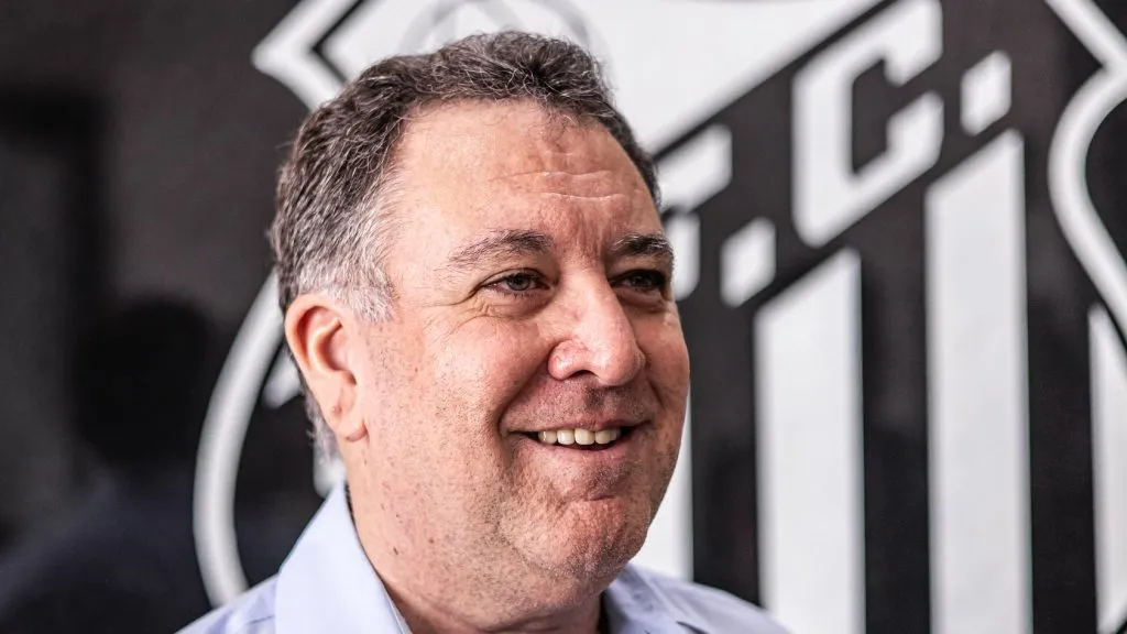 Marcelo Teixeira recebe pedido do elenco santista. Foto: Raul Baretta/ Santos FC