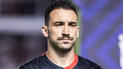 SP - SANTOS - 08/11/2023 - BRASILEIRO A 2023, SAO PAULO X BRAGANTINO - Leo Ortiz jogador do Bragantino durante partida contra o Sao Paulo no estadio Vila Belmiro pelo campeonato Brasileiro A 2023. Foto: Abner Dourado/AGIF