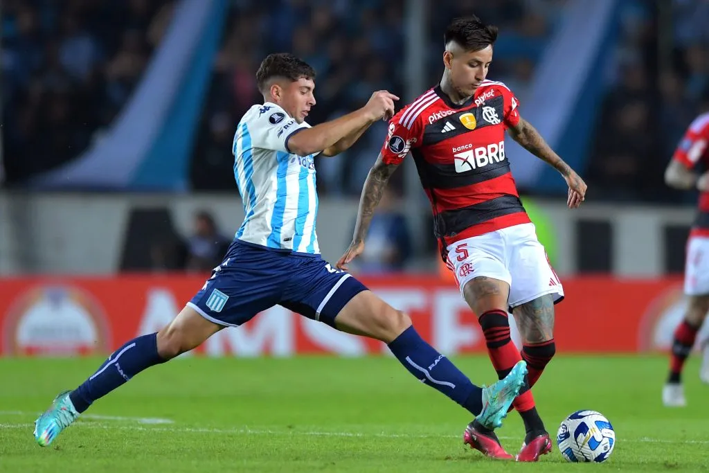 AVELLANEDA, ARGENTINA – MAIO 04: Juan Nardoni do Racing Club disputa a bola com Erick Pulgar do Flamengo durante partida do Grupo A da Copa CONMEBOL Libertadores 2023 entre Racing Club e Flamengo no Estádio Presidente Perón no dia 04 de maio de 2023 em Avellaneda, Argentina. (Foto: Marcelo Endelli/Getty Images)