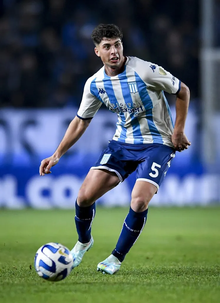 AVELLANEDA, Argentina – 28 DE JUNHO: Juan Nardoni do Racing Club chuta a bola durante uma partida do Grupo A da Copa CONMEBOL Libertadores 2023 entre Racing Club e Ñublense no Estádio Presidente Perón em 28 de junho de 2023 em Avellaneda, Argentina. (Foto: Marcelo Endelli/Getty Images)