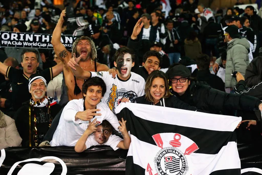 Torcida do Corinthians no Japão. (Photo by Lintao Zhang/Getty Images)