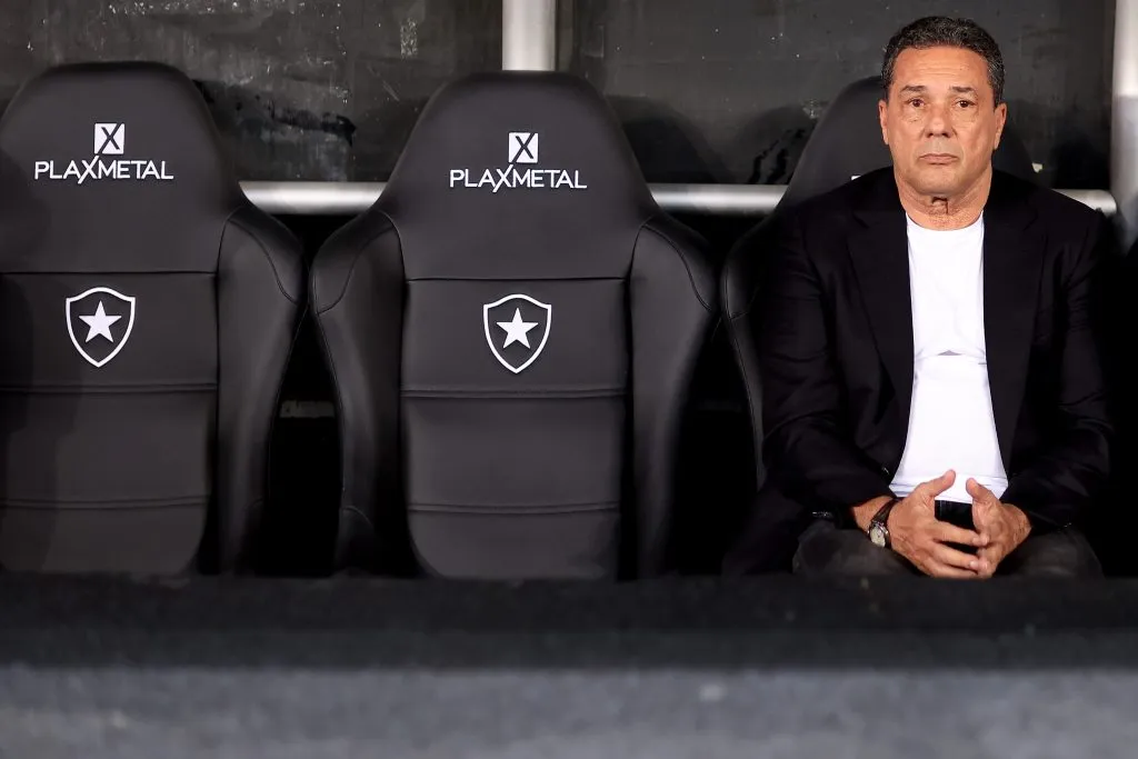 Vanderlei Luxemburgo em partida contra o Botafogo. (Photo by Buda Mendes/Getty Images)