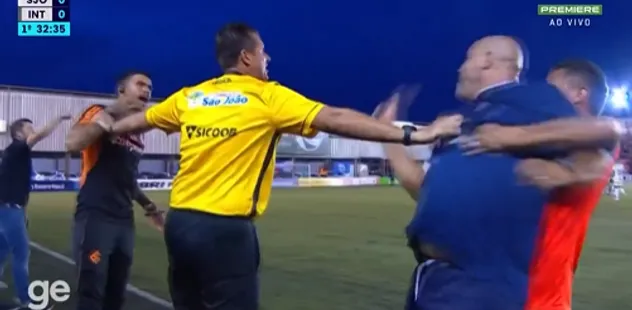 Eduardo Coudet, do Internacional e China Balbino, do São José, discutem | Foto: Reprodução/Premiere