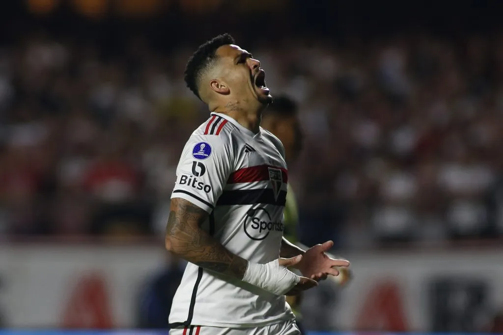 Atacante enfrentando a LDU (Photo by Miguel Schincariol/Getty Images)
