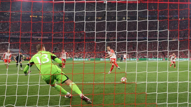 Kane bate pênalti sem chance para Lunin. Foto: Alexander Hassenstein/Getty Images