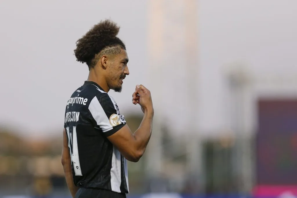 Jogador enfrentando o RB Bragantino (Photo by Ricardo Moreira/Getty Images)