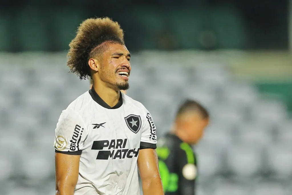Adryelson em campo pelo Botafogo (Photo by Heuler Andrey/Getty Images)