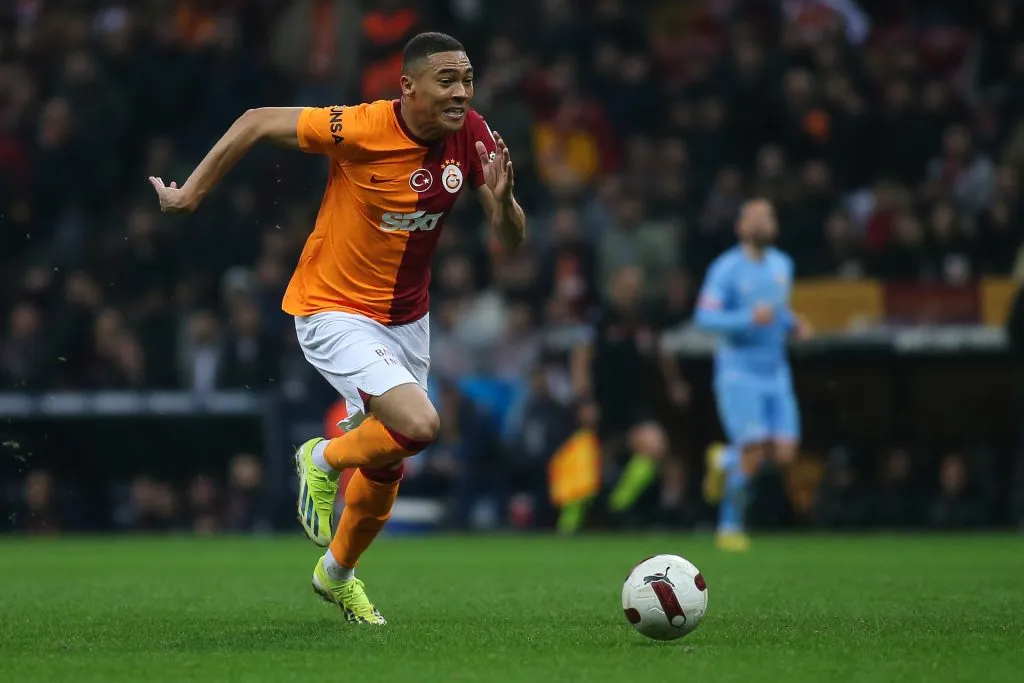 Carlos Viníciu em ação pelo Galatasaray. (Photo by Ahmad Mora/Getty Images)