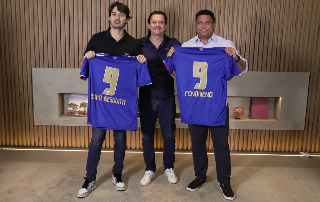 Dia que Ronaldo assinou a compra do Cruzeiro. Foto: Flickr Oficial Cruzeiro EC/XP