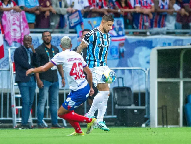 Ao fundo da imagem, Jailson Macedo de Freitas no campo da Arena Fonte Nova&nbsp;| Foto: Jhony Pinho/AGIF