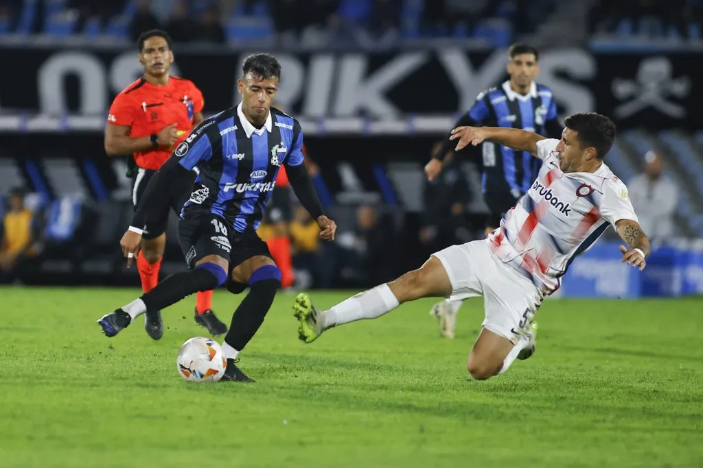 Luciano Rodríguez enfrentando o San Lorenzo (Photo by Ernesto Ryan/Getty Images)