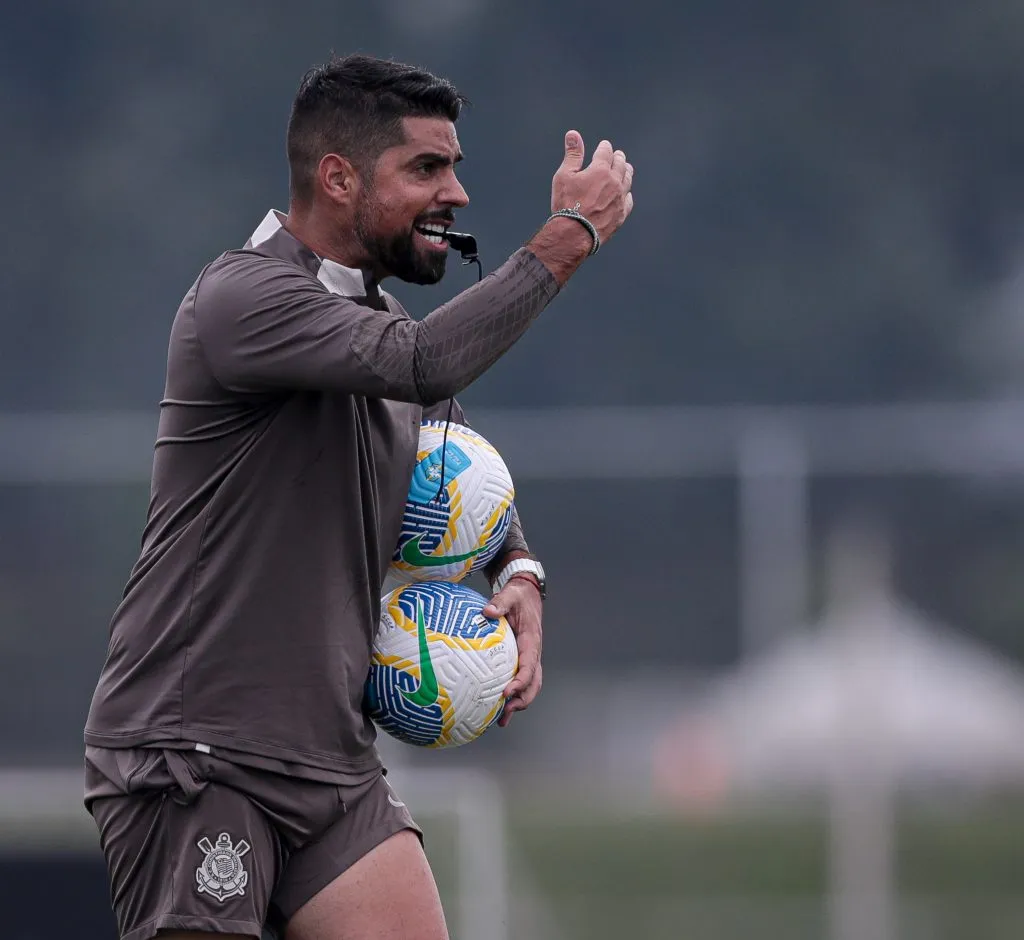 António Oliveira comandando o treino no CT Joaquim GRAVA | Foto: Rodrigo Coca/Agência Corinthians