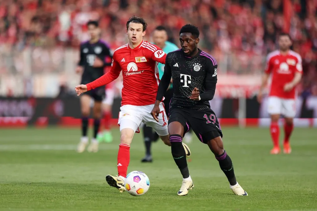 Davies em ação pelo Bayern. (Photo by Maja Hitij/Getty Images)