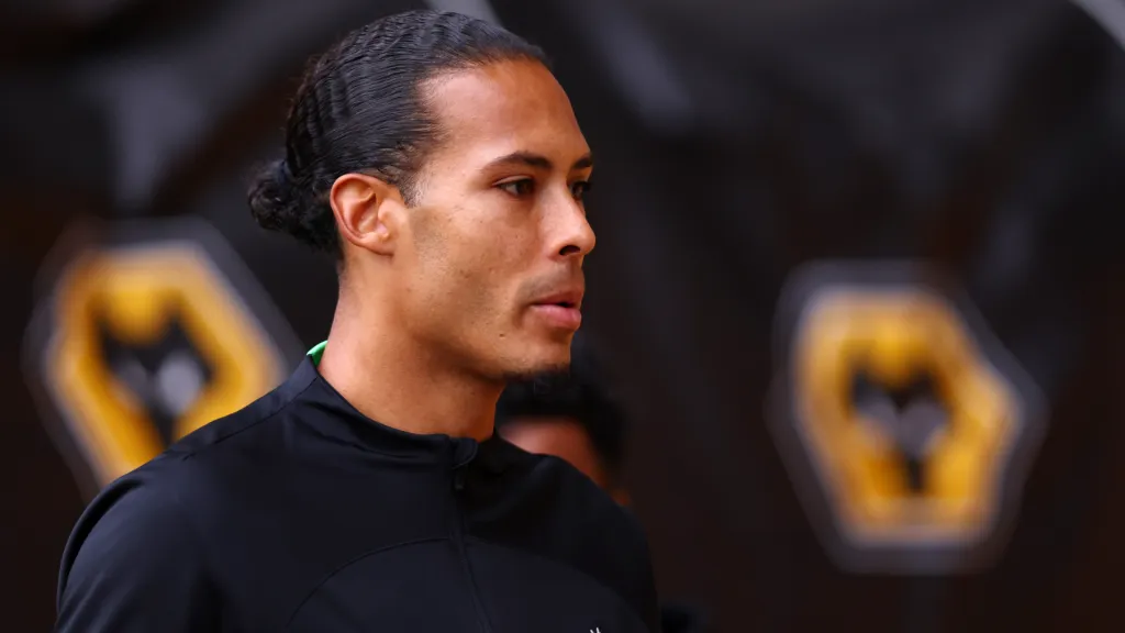 Van Dijk tem mais um ano de contrato no Liverpool (Foto: Naomi Baker/Getty Images)