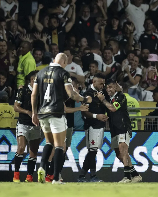 Payet comemora com Medel seu gol. Foto: Jorge Rodrigues/AGIF