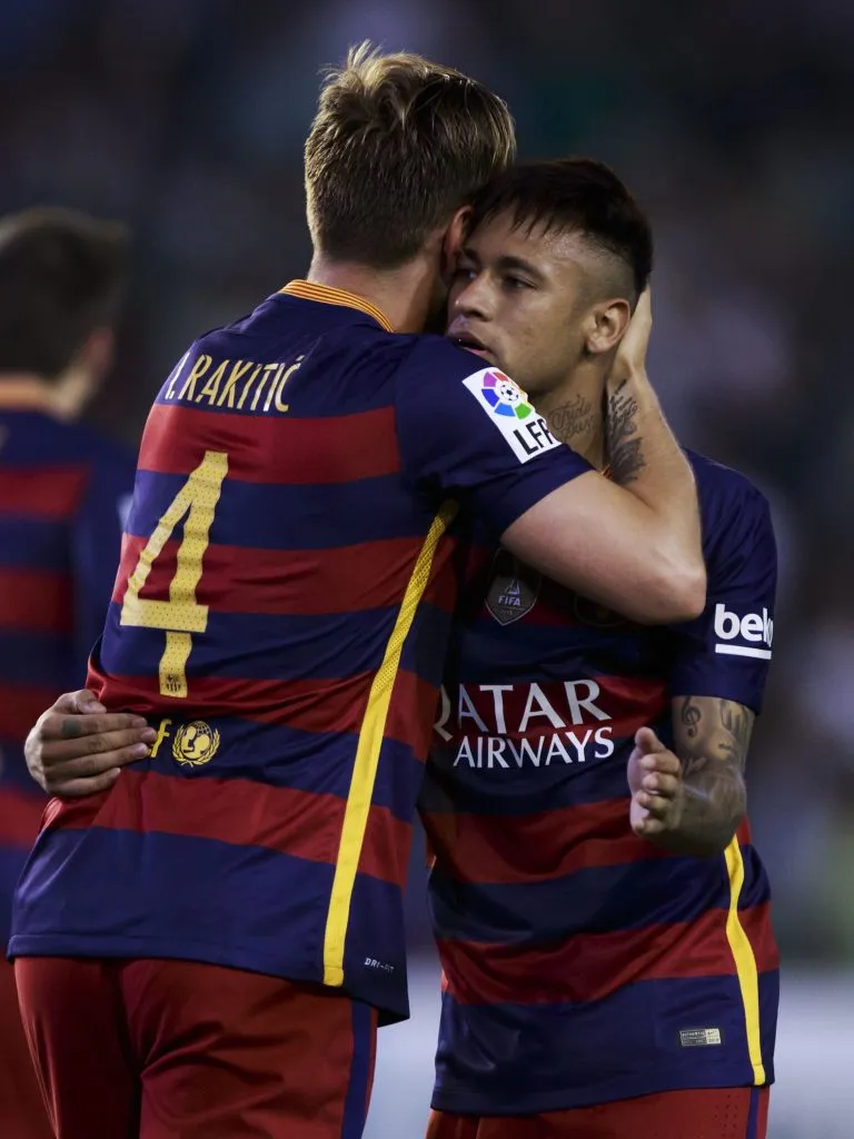 Rakitić abraça atacante brasileiro após o gol do Barcelona contra o Real Betis pela LaLiga de 2016 | (Photo by Gonzalo Arroyo Moreno/Getty Images)