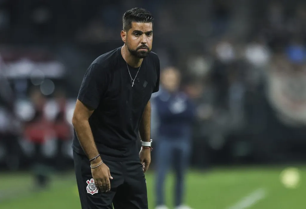 António Oliveira pode deixar o Corinthians (Photo by Alexandre Schneider/Getty Images)