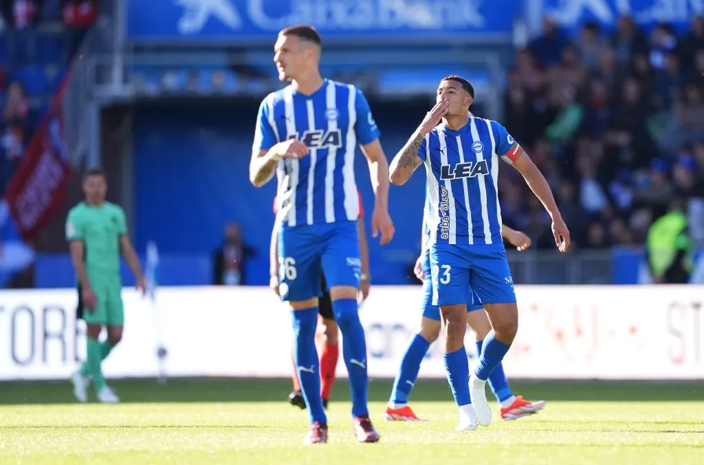Carlos Benavidez and Zamora of Deportivo Alaves  (Photo by Juan Manuel Serrano Arce/Getty Images)